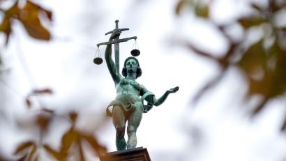 Bild: Pia Bayer/dpa
Fast 40.000 Mal sprachen Richter Strafen nach dem Jugendgerichtsgesetz aus. (Symbolbild)