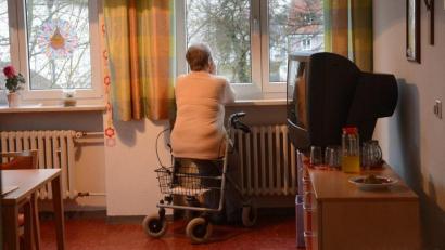 Symbolbild: Gabi Schönberger
Elf Prozent der über 65-Jährigen in Deutschland sind an den Feiertagen allein und oft auch einsam. Gründe für Einsamkeit sind schwere Erkrankungen, eine räumliche Distanz zu den Angehörigen oder Altersarmut.