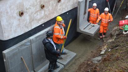 Bild: jr
Arbeitseinsatz der neuen Bauhofmitarbeiter bei der Erstellung einer Stützmauer, im Bild (von links) Autokranführer Michael Bergler, Bürgermeister Johann Burger, sowie die „Neuen“ mit Christian Weiß und Andreas Gleißner.