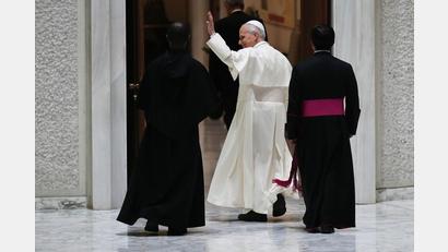 Bild: Alessandra Tarantino/AP/dpa
Papst Leo XIV. (M) verlässt nach einer Audienz mit den Spendern des Weihnachtsbaums und der Weihnachtskrippe, die auf dem Petersplatz aufgestellt wurden, die Halle Paul VI. im Vatikan.