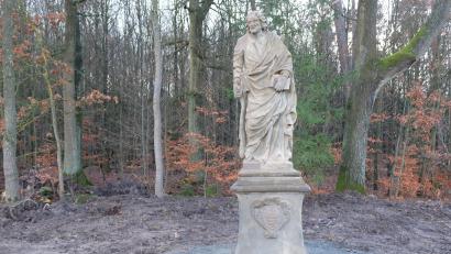 Bild: do
Die Speinsharter bauen auf die Fürsprache des hl. Thaddäus. "Der Apostel für hoffnungslose Fälle wird's scho richten"! Im Rahmen der Aufwertung des Wallfahrtsweges zum Barbaraberg wurde die Sandsteinfigur des Schutzheiligen von der Kreisstraße in die ruhige Flur am Knieholz versetzt.