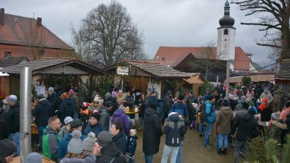Archivbild: jr
Ähnlich wie in den vergangenen Jahren erwarten die Leonberger für diesen Sonntag wieder ein großes Besucheraufkommen beim 8. Leonberger Weihnachtsmarkt auf dem Leonhardi-Parkplatz. Ab 13 Uhr hat der liebevoll eingerichtete Markt geöffnet, der Eintritt ist frei.