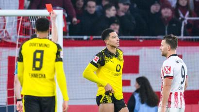 Bild: Tom Weller/dpa
Sah für eine Notbremse die Rote Karte: Dortmunds Jobe Bellingham (M.).