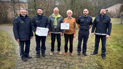 Bild: Christian Beer
Über eine Spende der Bereitschaftspolizei Sulzbach-Rosenberg in Höhe von 900 Euro können sich die Verantwortlichen der Tafel Amberg freuen.