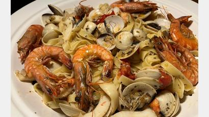 Bild: Michael Schiffer
Die Tagliatelle mit Meeresfrüchten müssen sofort serviert werden.