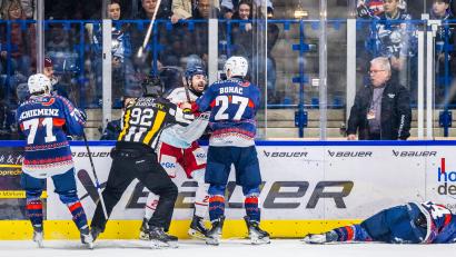 Bild: Tobias Neubert
Eine der Schlüsselszenen der Partie: Erik Bradford (Mitte) von der Düsseldorfer EG checkte den Weidener Paul Vinzens (am Boden) übel in die Bande und kassierte dafür eine Spieldauerdisziplinarstrafe.