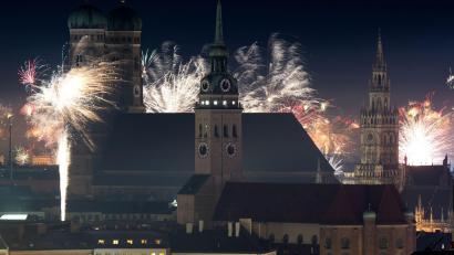 Bild: Sven Hoppe/dpa
An Silvester herrscht vielerorts im Freistaat Ausnahmezustand. Das mag schön aussehen, für Menschen wie Tiere ist Feuerwerk aber eine Belastung. (Archivbild)