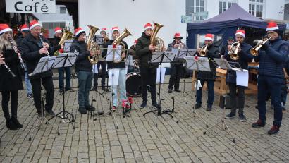 Bild: jr
Der Musikverein Ernestgrün spielte am Marktplatz vorweihnachtliche Weisen.