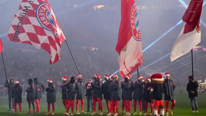 Bild: Sven Hoppe/dpa
Nicht als Sieger zur Weihnachtsfeier im Stadion: Die Stars des FC Bayern.