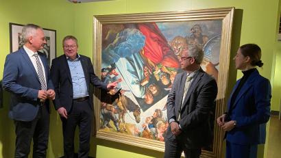 Bild: ass
Es ist eine mittlere Sensation und ein kleiner Coup: Die Stadt Amberg ist jetzt Eigentümer des Nachlasses von Michael Mathias Prechtl (von links): Landtagsabgeordneter Harald Schwartz, Oberbürgermeister Michael Cerny, Kulturreferent Fabian Kern und Museumsleiterin Julia Riß.