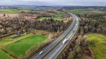 Bild: Alex Talash/dpa
Blick auf die A45 in der Nähe von Olpe, wo im November die abgetrennten Hände gefunden wurden. (Archivfoto)