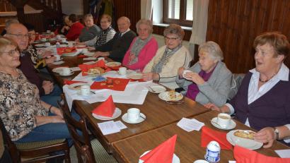 Bild: jr
Gemütlich machten es sich die Konnersreuther Senioren bei der vorweihnachtlichen Feier am Sonntagnachmittag im Schiml-Saal. Bei Kaffee, Stollen und Lebkuchen verbrachten sie eine besinnliche-heitere Zeit zur Einstimmung auf das Weihnachtsfest.