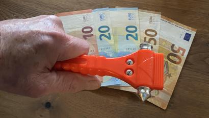 Bild: Völkl
Einen Auto-Notfallhammer hatte der Bürgermeister heuer als kleines Weihnachtsgeschenk für die Pfreimder Stadträte parat. Sie würden sich wohl auch in schwierigen finanziellen Haushaltssituationen ein schlagkräftiges Instrument wünschen.