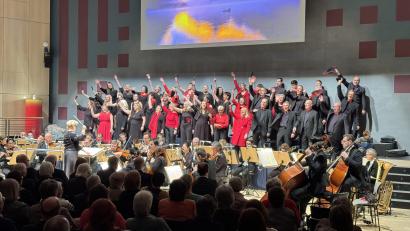 Bild: mgo
Der "Singing Witt"-Chor begeistert das Publikum mit seiner Vielschichtigkeit, beeindruckenden Stimmen und dem harmonischen Zusammenspiel mit den Hofer Symphonikern.