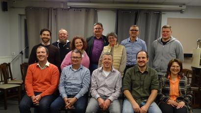 Bild: Houschka
Die Wählergemeinschaft Dürnsricht hat ihre Kandidaten für die Kommunwahl im März 2026 nominiert. Vorne von links sitzend die an der Listenspitze stehenden amtierednen Gemeinderäte Tobias Dirrigl, Lutz Böhnisch, Harald Saffert, Sebastian Kemptner und Christiana Scherer. 
Hinter ihnen stehend von links Paul Witt, Rudolf Gottsauner, Carola Kemptner, Thomas Schmid, Andrea Knipp, Hermann Schrott und Simon Scheuerer. Es fehlen Martin Götz und Marion Mang.