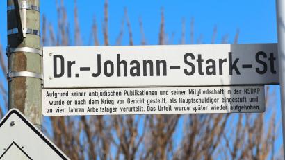 Bild: Gabi Schönberger
Die Dr.-Johann-Stark-Straße in Weiden. Ein Hinweisschild erinnert an den umstrittenen Namensgeber.
