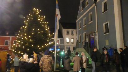 Bild: Walther Hermann
In Eschenbach leuchtet der Weihnachtsbaum. Bei Glühwein, Tee und Würstchen verfolgten viele Menschen, wie die Lichter am Baum angingen.