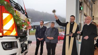 Bild: no
Der katholische Pfarrer Johannes Arweck segnet, unterstützt vom evangelischen Pfarrer Thomas Schertel, das neue, geschmückte Einsatzfahrzeug, beobachtet vom 1.Bürgermeister Dieter Dehling und dem Kommandanten der Feuerwehr Illschwang Thorsten Jobst