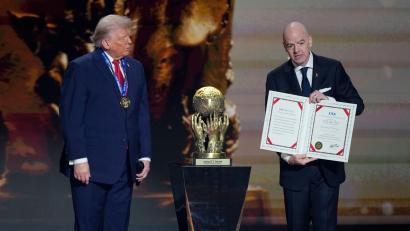 Bild: Chris Carlson/AP/dpa
Seltsame Show: Die WM-Auslosung mit Donald Trump (l) und FIFA-Präsident Gianni Infantino. (Archivbild)