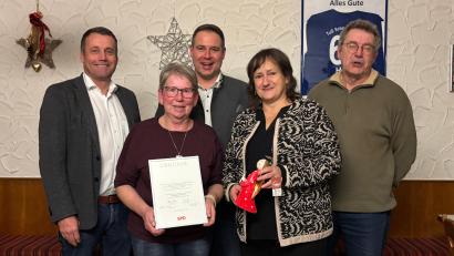Bild: SPD Schnaittenbach
Hohe Auszeichnung für Bärbel Grützner, von links: Zweiter Bürgermeister Uwe Bergmann, Bärbel Grützner, Bürgermeisterkandidat Daniel Hutzler, Marianne Schieder und stellvertretender SPD-Vorsitzender Gerald Dagner.