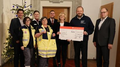 Bild: Veronika Rumpler/Landratsamt Neustadt/WN
Die Vereinigten Sparkassen spenden insgesamt 5000 Euro an Donum Vitae und das BRK-Kriseninterventionsteam.