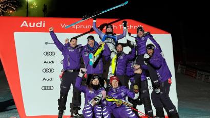 Bild: Giovanni Auletta/AP/dpa
Emma Aicher (oben M, Deutschland) jubelt auf dem Podium mit den Teamkollegen.