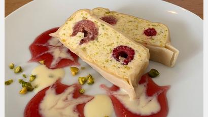 Bild: Michael Schiffer
Eine Feigenterrine mit Mandelschaum serviert OWZ-Küchenchef Michael Schiffer zum Finale seines Weihnachtsmenüs.