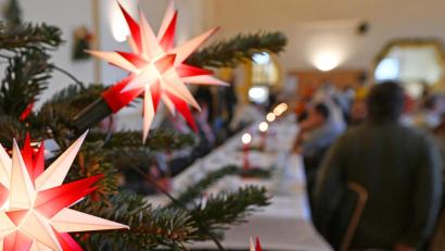 Symbolbild: Martin Schutt
Die Weihnachtszeit stürzt viele Hinterbliebene in ein Wechselbad der Gefühle. Wenn ein geliebter Mensch an der festlichen Tafel fehlt, ist das oft schwer zu ertragen. Um so wichtiger sind Hilfsangebote, Gemeinschaft neu zu erleben.