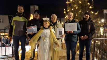 Bild: soj
Die Gewinner der Verlosung (von links) mit dem stellvertretenden Gewerbevereinsvorsitzenden Matthias Horn, Harald König, Christkind Magdalena Prechtl, Sandra Schmelber, Theresa Schindler und dem Gewerbevereinsvorsitzenden Marco Kellner.