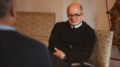 Bild: Sara Neidhardt
„Man muss sich fragen, was möchte ich eigentlich machen im Leben? Was bereitet mir wirklich Freude?“ Dr. Beda Sonnenberg, Abt des Benediktinerklosters in Plankstetten, im Gespräch mit dem Redakteur des Karrieremagazins "work:life OBERPFALZ".