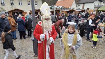 Bild: soj
Der Nikolaus und das Christkind verteilten an die vielen Kinder kleine Geschenke.