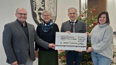 Bild: Fabian Polster, Landratsamt Tirschenreuth
Wolfgang Fenzl (Büroleiter Landrat Grillmeier) (von links), Elisabeth Schieder (DONUM VITAE), Landrat Roland Grillmeier sowie und Sandra Dostler (ebenfalls DONUM VITAE) bei der Spendenübergabe.