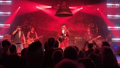 Bild: Enya Karwath/exb
„AC/DX.“, eine Tribute-Band für AC/DC, gehört zu den Bands, die bei "Clones of Rock" in der Mehrzweckhalle auf der Bühne stehen.