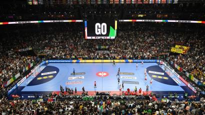 Bild: Federico Gambarini/dpa
Die deutschen Handballer dürfen sich bei der Heim-WM 2027 wieder auf volle Hallen freuen. (Archivbild)