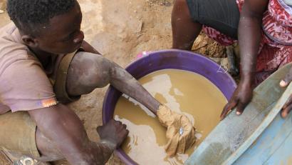 Bild: picture alliance / dpa
Wer von Kinderarbeit profitiert, soll durch das Gesetz zur Rechenschaft gezogen werden können. (Symbolbild)