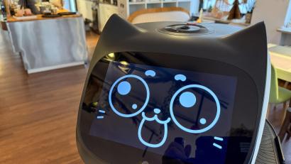 Bild: Petra Hartl
"Bella", ein Service-Roboter, bedient im Konditorei-Café Amelie in Amberg. Der rollende Automat hat einen Katzenkopf, ein Bildschirm-Gesicht und Katzenohren.