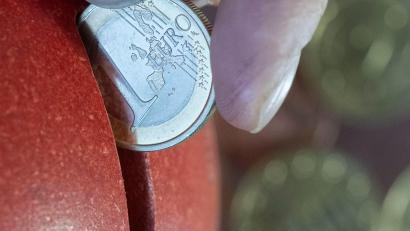 Symbolbild: Hendrik Schmidt/dpa
Sparen wie die Eltern? Ererbtes Finanzwissen hat bisweilen Lücken.