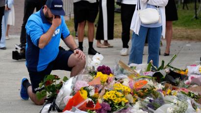 Bild: Mark Baker/AP/dpa
Wut, Trauer und Empörung bestimmen weiter den Alltag vieler in Sydney nach dem Attentat mit 15 Toten.