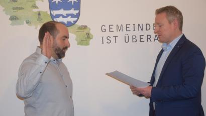 Bild: fz
Manuel Bock wird als neuer Gemeinderat der Gemeinde Theisseil von Bürgermeister Johannes Kett (von links) vereidigt.