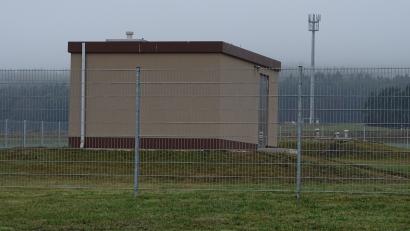 Bild: Houschka
Eingezäunt, damit ungebetenen Besuchern der Zutritt erschwert wird: Der neue Brunnen IV zwischen Knölling und Dürnsricht hätte zunächst 350 000 Euro kosten sollen. Unter dem Strich standen schließlich stolze 600 000 Euro.