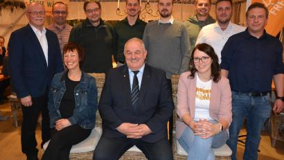 Bild: jr
Mit dieser Mannschaft gehen die Freien Wähler Leonberg in die Kommunalwahl am 8. März 2026. Im Bild (sitzend von links) Franziska Thurn, Bürgermeisterkandidat Johann Burger und Alexandra Burger. Stehend (von links) Wahlleiter Max Bindl, Thomas Lindner, Detlef Bornemann, Peter Wührl, Jonas Wohlrab, Johannes Wohlrab, Alexander Fachtan und Tobias Breitengraser.