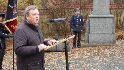 Archivbild: sm
Bürgermeister Dr. Gerhard Kellner bei einer seiner vielen öffentlichen Aufgaben. Hier bei einer Ansprache zum Volkstrauertag.