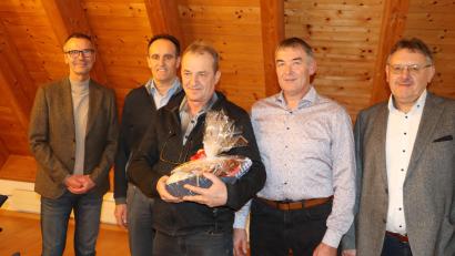 Bild: gru
Der langjährige Wasserwart Hans Krauß (Mitte) wird von den mit der Wasserversorgung betroffenen Bürgermeistern und den Verbandsräten in den Ruhestand verabschiedet,
von links: Peter Achatzi (Neukirchen), Hans-Jürgen Strehl (Edelsfeld), Hans Krauß, Verbandsvorsitzender Peter Gradl und Hans-Martin Schertl (Vilseck).