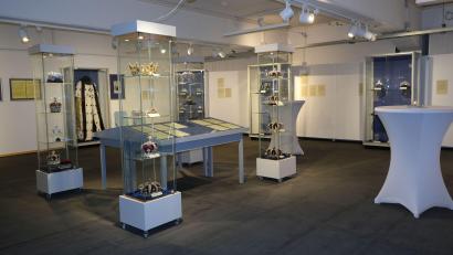 Bild: Museum Mitterteich/exb
Das Museum Mitterteich zeigt unter dem Titel "Glanz und Gloria" eine Ausstellung mit Repliken von europäischen Kronjuwelen.