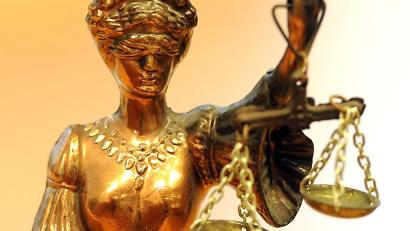 Archivbild: dpa/ Britta Pedersen
Vor seiner Meisterprüfung bei der Handwerkskammer hat sich ein 40-Jähriger die Prüfungsaufgaben samt Lösungen beschafft. Es ist dabei Geld geflossen. Der Fall ist nun vor dem Amtsgericht Amberg verhandelt worden.