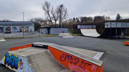 Bild: Tobias Gräf
Umgeben von einem Bauzaun, neben einem Graffiti-beschmierten Klohäuschen, ohne Sitzgelegenheiten oder Bepflanzung: Die Skateanlage am Dultplatz in Sulzbach-Rosenberg gibt ein tristes Bild ab und wird vom Jugendbeirat als ein Beispiel von mehreren genannt, dass für Jugendliche in der Stadt zu wenig getan werde.