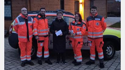 Bild: Ediz Kozanli
Katrin Senft übergibt Spende an BRK Helfer vor Ort in Windischeschenbach.