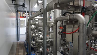 Archivbild: jut
Die Tirschenreuther Firma Völkl Motorentechnik baut unter anderem Blockheizkraftwerke, zum Teil in große, 20 Meter lange Sondercontainer.