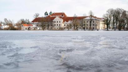Bild: Peter Kneffel/dpa
Das idyllisch gelegene Kloster Seeon in Oberbayern bildet jedes Jahr Anfang Januar die perfekte Kulisse für die Winterklausur der CSU-Bundestagsabgeordneten. (Archivbild)