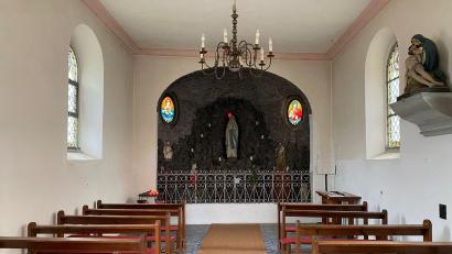 Bild: rti
Der Landkreis Tirschenreuth bezuschusst den denkmalpflegerischen Mehraufwand von Sanierungsmaßnahmen. 1900 Euro gehen an die katholische Kirchenstiftung St. Laurentius in Bad Neualbenreuth für die Restaurierung der Raumschale beziehungsweise Lourdes-Grotte in der Friedhofskapelle.